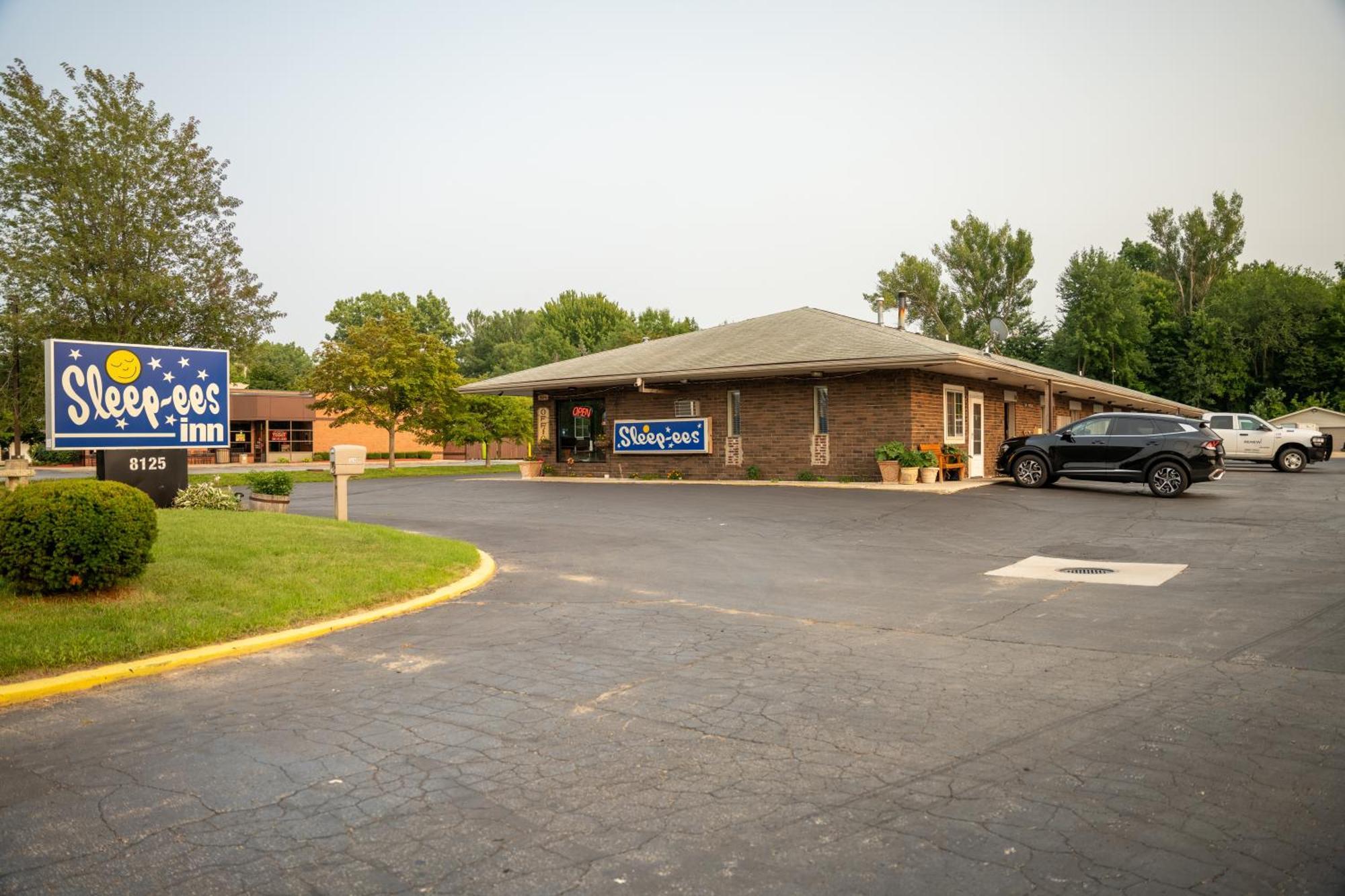 Sleep-Ees Inn, Saginaw & Frankenmuth Exteriör bild