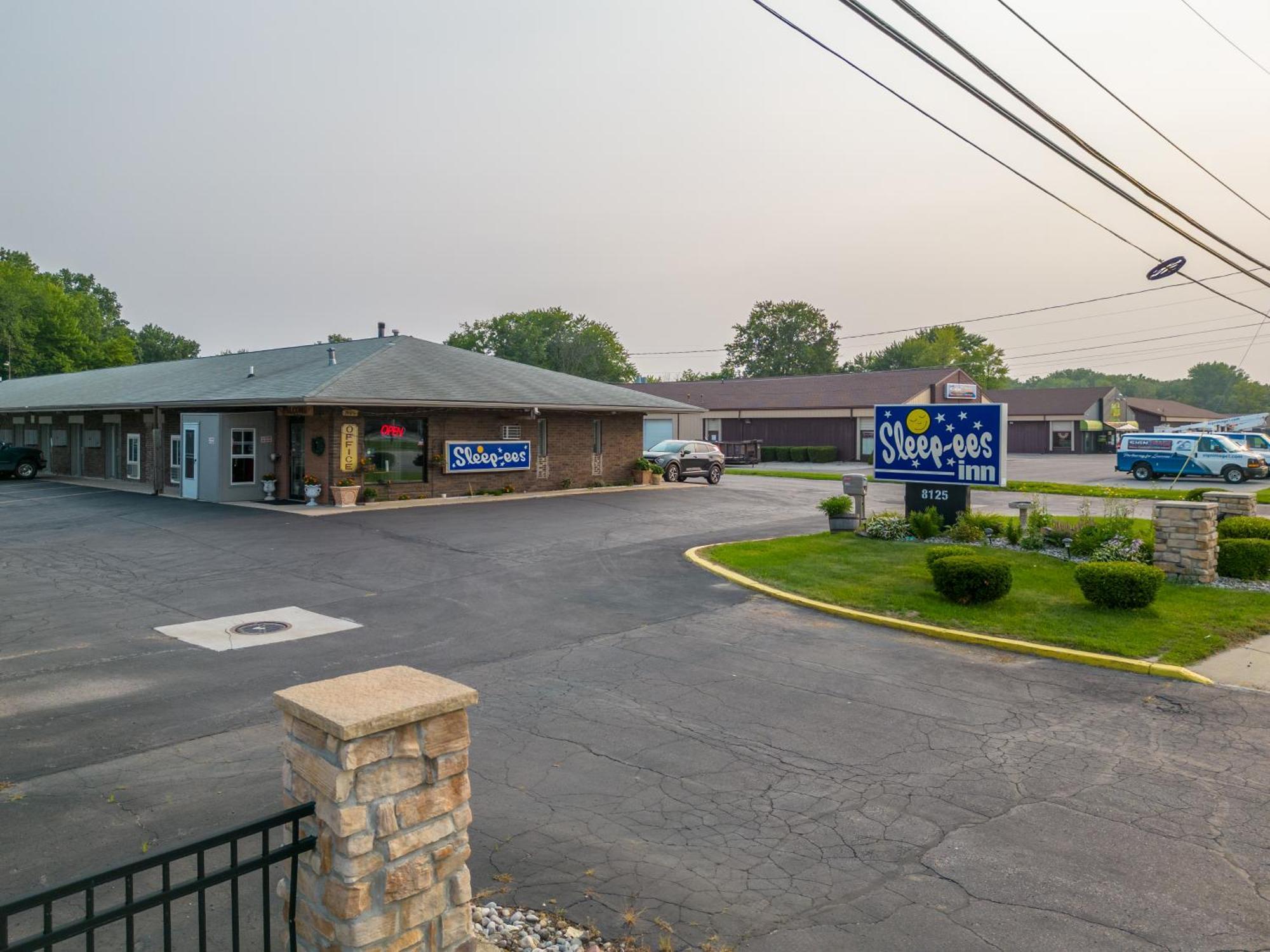 Sleep-Ees Inn, Saginaw & Frankenmuth Exteriör bild
